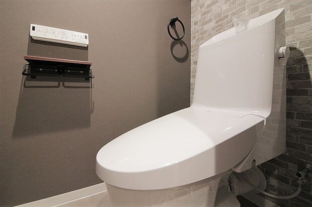 温水洗浄便座付のトイレで、冬の寒い時期でも快適！汚れた時にはサッと拭けて衛生的です。