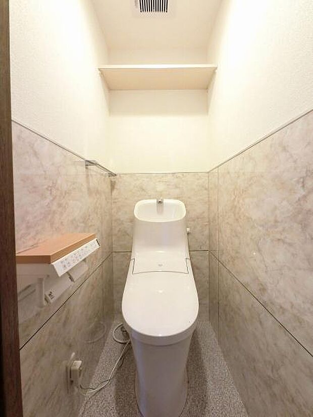 トイレは、洗浄機能を標準完備。清潔な空間の印象です。