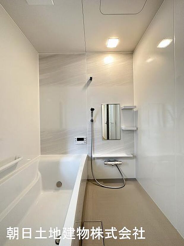 広々とした浴室は一日の疲れをいやす大切な空間。足を延ばして体を癒してください。