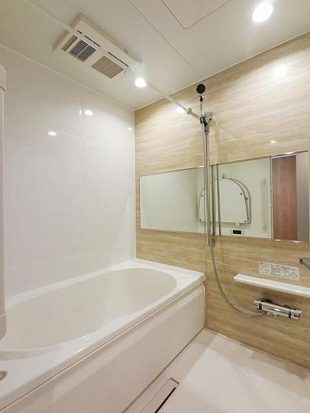 落ち着きのあるツートンの壁色やストレートタイプの浴槽、換気乾燥暖房機など快適なバスタイムを過ごせます。