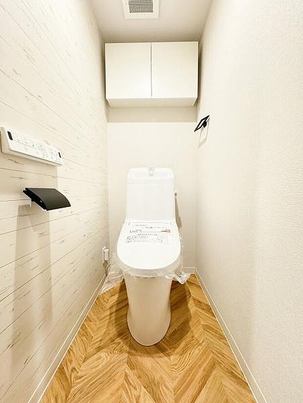 トイレは、洗浄機能を標準完備。清潔な空間の印象です。