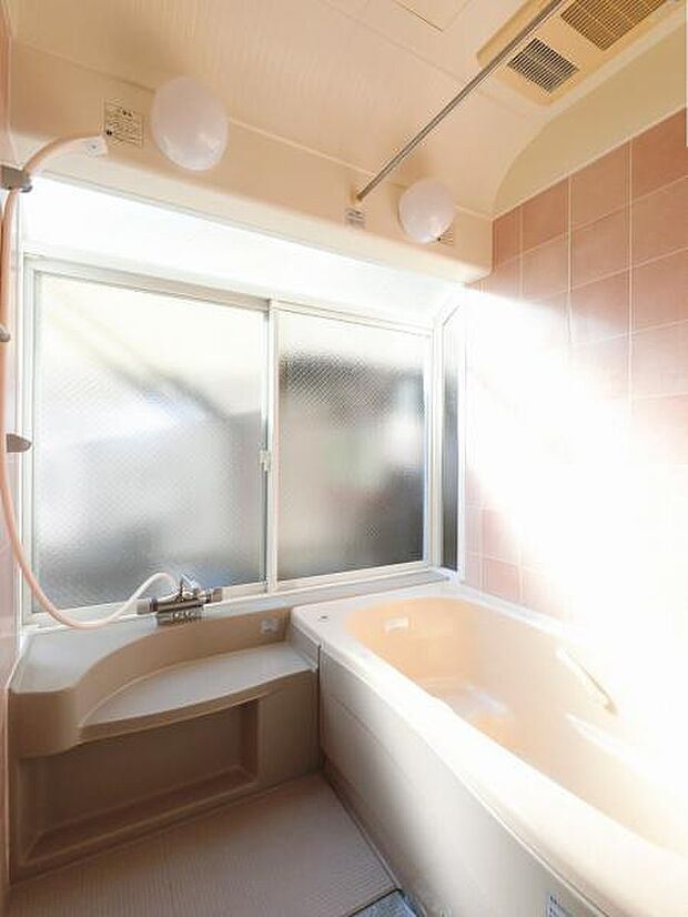 大きな窓のある浴室は明るく開放感があります。