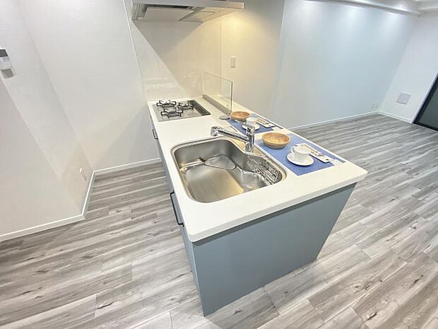 キッチンワークトップは清潔感がありお手入れも楽々。調理しやすいように作業スペースを設計しています。