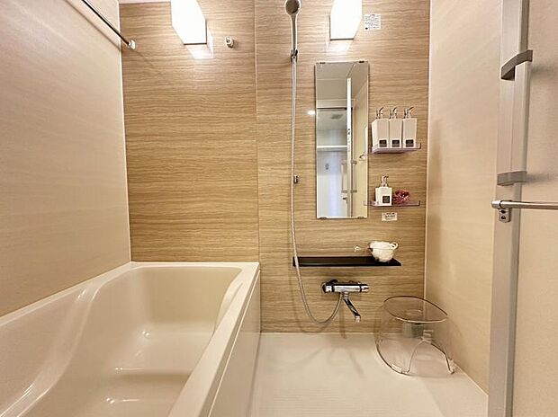 広々とした浴室は一日の疲れをいやす大切な空間。足を延ばして体を癒してください。