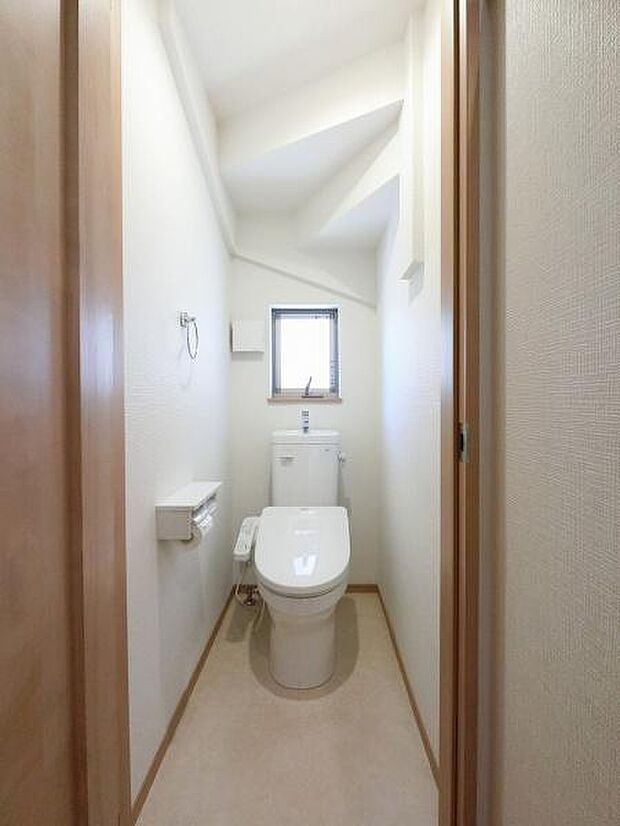 トイレにも窓があり、清潔な空間の印象です。