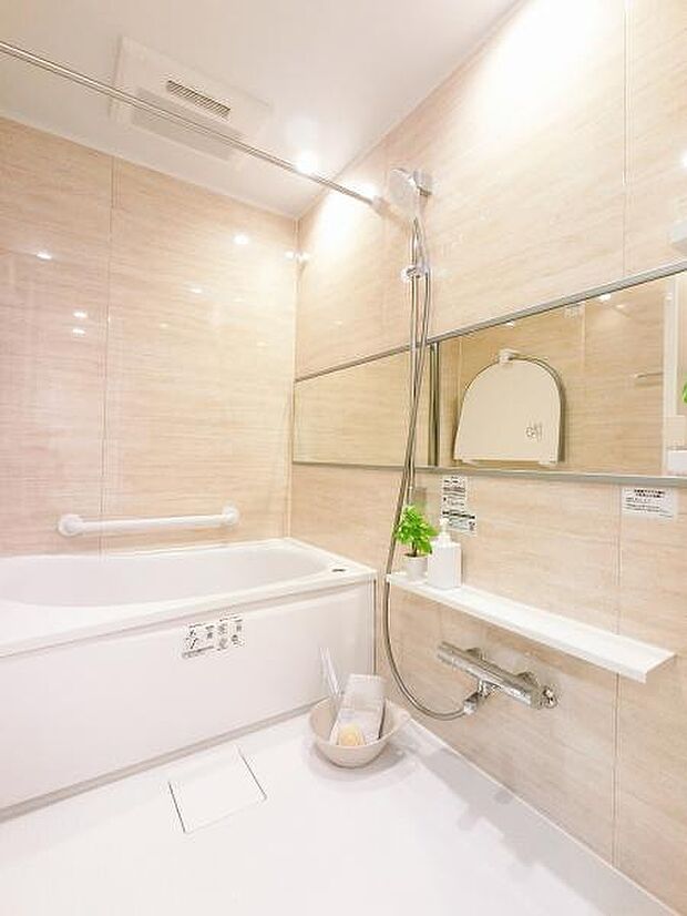 落ち着いた色調で統一された、清潔感ただよう浴室は、寛ぎの時間をさらに心地良いものに演出してくれます。
