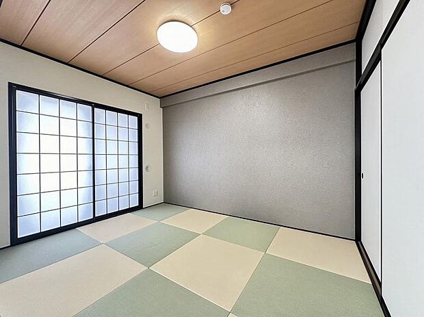琉球畳とアクセントクロスがモダンな洋風和室です。