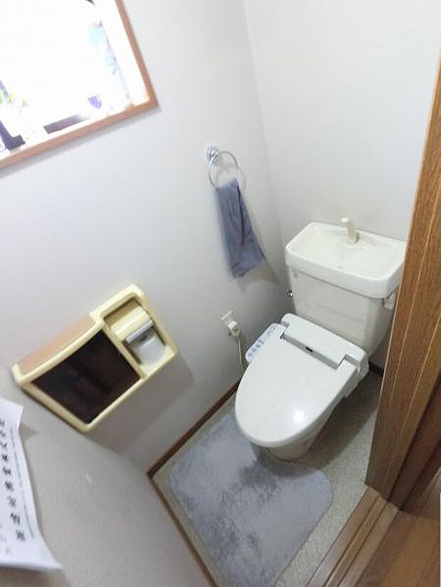 トイレは、洗浄機能を完備。窓も設けられており、清潔な空間の印象です。