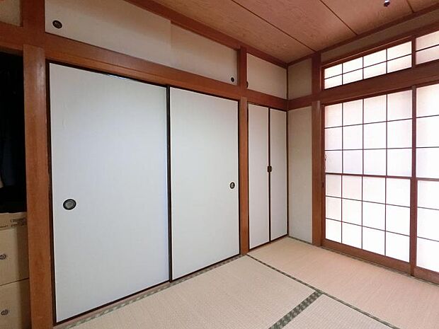 LDKから続きの和室は、2WAYの引き戸と開き戸を備えています。引き戸を閉めれば客間にもなります。