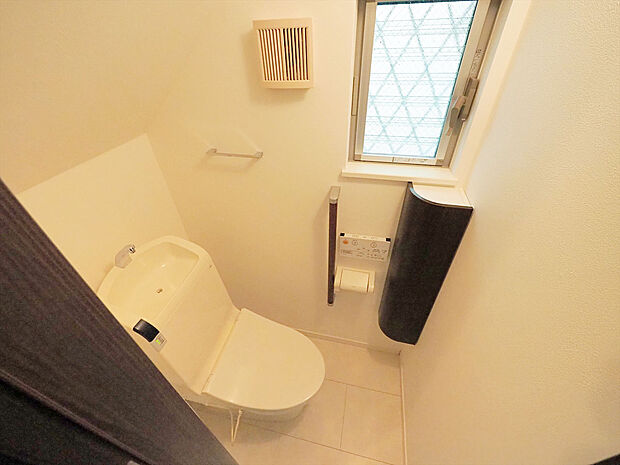 白を基調とした清潔感のあるトイレです（3階）。