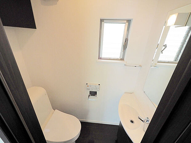 白を基調とした清潔感のあるトイレです（1階）。