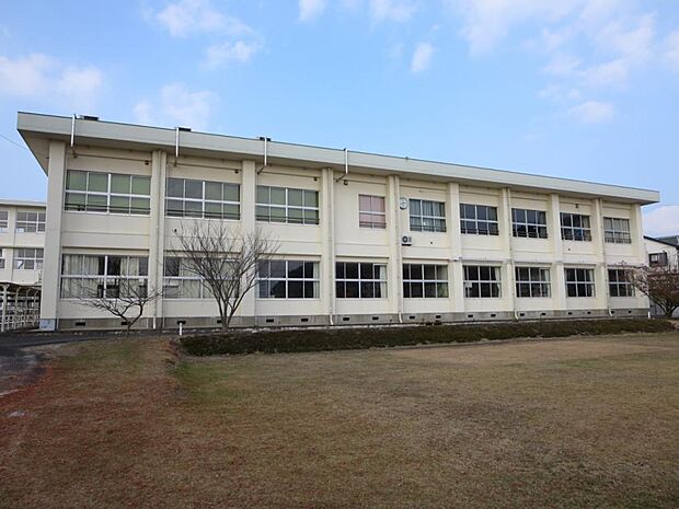 【中学校】当物件から2300m先に庄内学校があります。