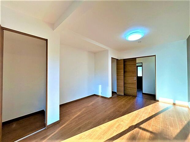 【リフォーム済】1階9.5帖の洋室の写真です。建具を新品交換しました。クローゼットが2つ付いているお部屋なので、お部屋をすっきり保つことができそうですね。