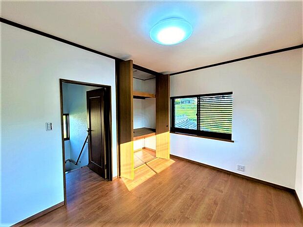 【リフォーム済】階段正面にある2階6帖の洋室です。照明を新品交換しました。クローゼットがついているため、お部屋を広々と活用できますね。