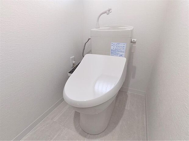 【同仕様写真】トイレは新品に交換します。毎日使うトイレが新品だと安心ですね。