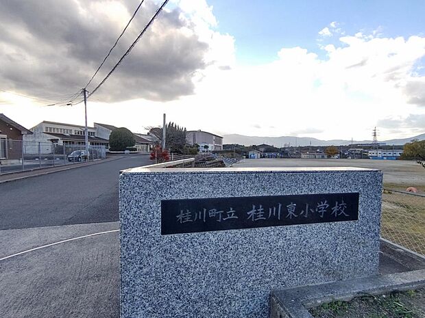 【小学校】当物件から0.5km（徒歩約7分）先に伊岐須小学校があります。徒歩圏内だと低学年のお子様の通学も安心ですね。