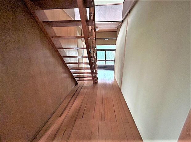 【RF中】1階廊下写真です。壁クロス張替え、床フローリング張り行います。