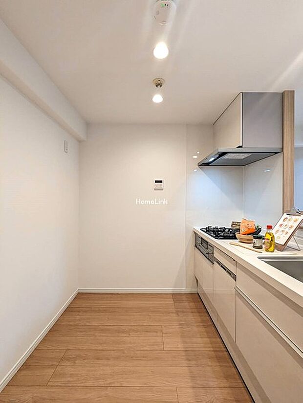 【キッチン】新品のシステムキッチンには食洗機が組み込まれています。冷蔵庫と食器棚の設置スペースもゆったりあり機能的なキッチン空間になります。
