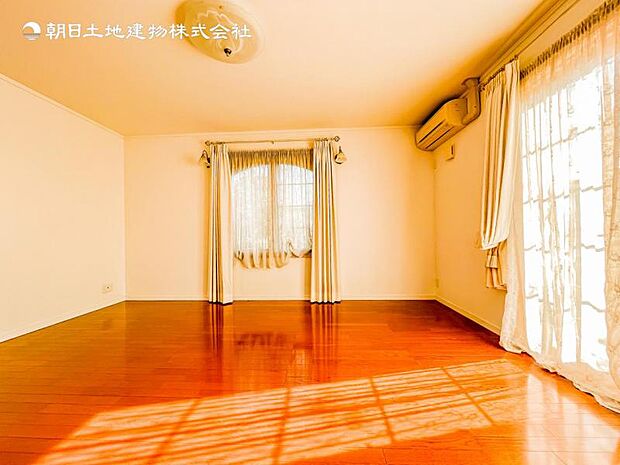 【洋室】柔らかい陽光が差し込む明るいお部屋を演出する設計！！彩光の取れる窓が気持ちの良いお部屋です！