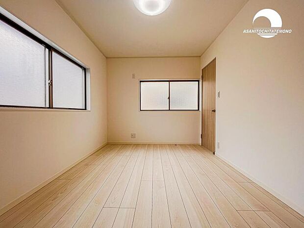 【洋室】光が取り込みやすい2面採光の居室。日当たり良好です。しっかりした大きさのクローゼットを完備！