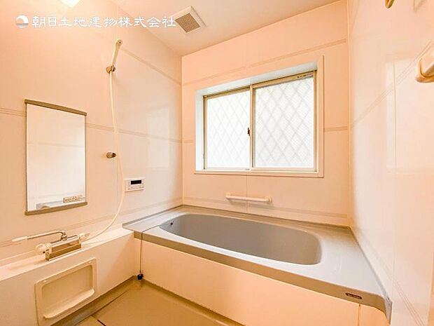 【浴室】窓のあるバスルームは明るく気持ちの良い空間です！！　換気環境も良好。掃除もスムーズに出来ます。