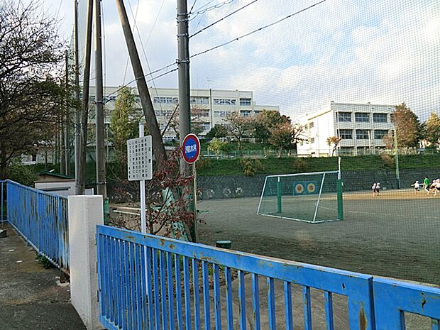 横浜市立上大岡小学校まで約90ｍ