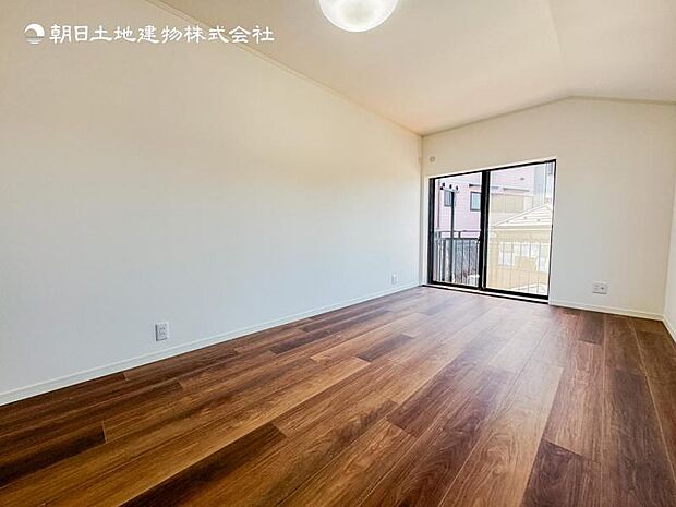【リビング】ダイニングテーブルやソファーの家具も配置できます。ゆったりとした広さの空間
