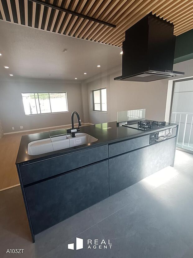 キッチンは開放感・デザイン性に優れるアイランドキッチンで非日常な空間を演出してくれます。