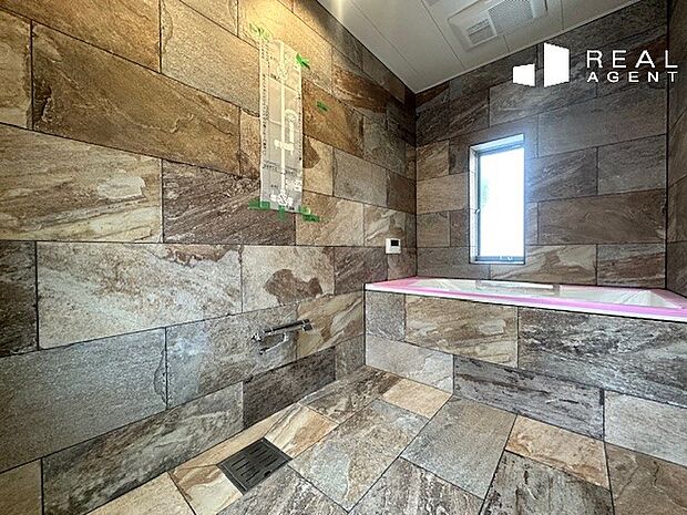 ホテルライクな高級感溢れるタイルを採用した浴室は居心地の良い、疲れた体を癒す極上の時間をお過ごしください。