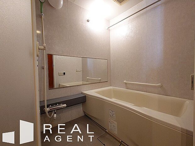 浴室換気乾燥機付きのバスルーム。ゆったり足を伸ばせるゆとりのある設計。（配置されている家具は、引き渡し時までに撤去致します。）