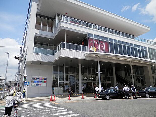 【小田急マルシェ相武台】　2595ｍ　駅ビルの中にある専門店街。薬局から飲食店まで多彩な店が揃っています。