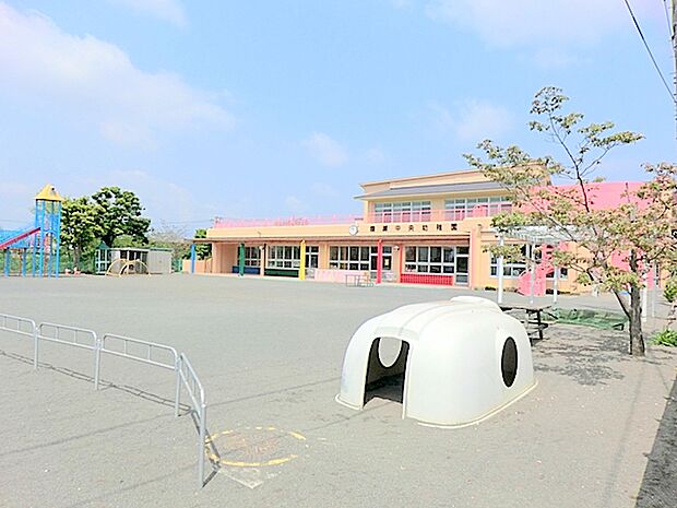 【綾瀬中央幼稚園】630m　園長先生が明るく、ユーモアのある方でアットホームな幼稚園です。先生や園長の対応も良くて安心して子供たちも通えます。