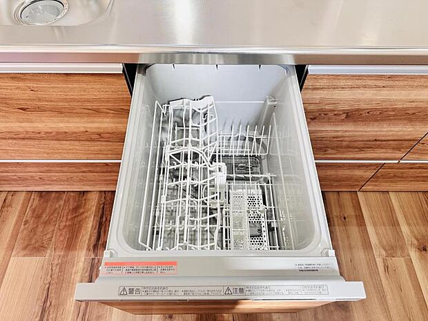 【ビルトイン食洗機】洗浄から乾燥までボタン一つで完結する食洗機付き。大変な洗い物がぐっと短く済みます！乾燥をかけて食器をそのまま保管できるのでキッチンの上に溢れてしまう必要もございません。