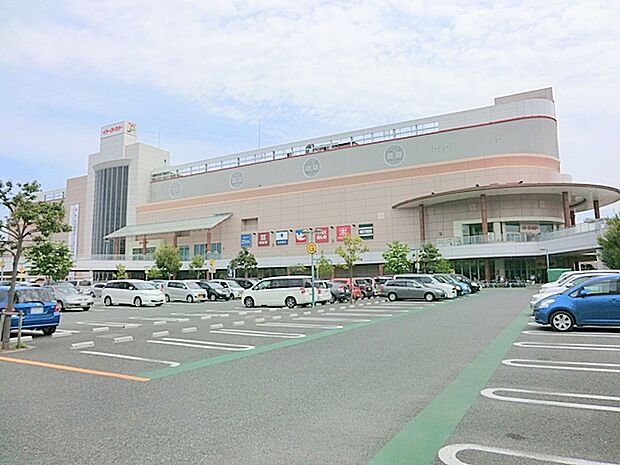 【やまとオークシティー】1380ｍ　鶴間駅より徒歩5分の大型ショッピングセンターです。大規模な駐車場が完備されいて、飲食のテナントが充実しています。