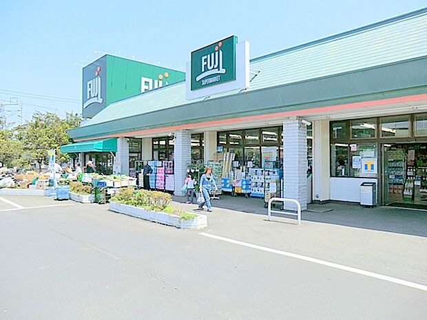 【FUJI　倉見店】　ショッピングモールが増えてこのくらいのサイズのスーパーが少なくなってきているのでいつも重宝してます。