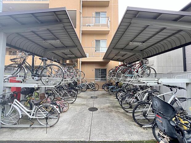 ■駐輪場は屋根付きなので雨から自転車を守ります