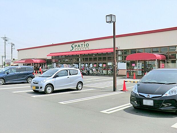 【エスパティオ　下川入店】　敷地が広く、広い駐車場があるので車で買い物に行くのにとても便利です。 お店も大きくて、品揃えもよく、お値段も安いです。