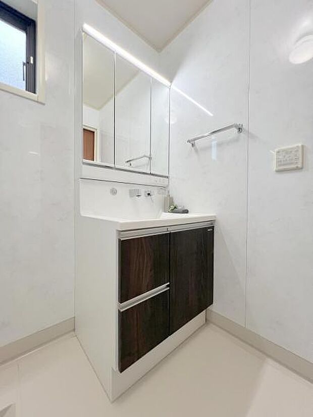 ■たっぷりの収納を設けたシャワー付洗面台で快適な暮らし
