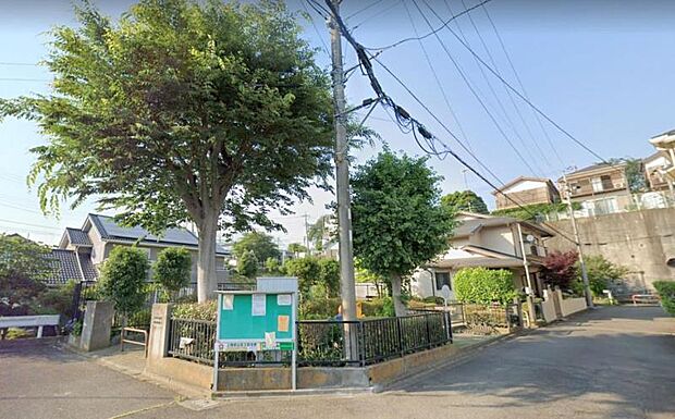 【磯部若草公園】　住宅街のコンパクトな公園です。遊び場には滑り台があります。