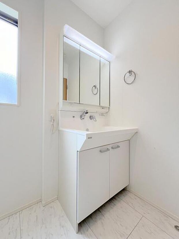 ■たっぷりの収納を設けたシャワー付洗面台で快適な暮らし