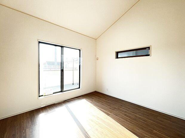 ロフトがある洋室。開放感のある勾配天井が素敵ですね。2面採光を確保した明るい空間。