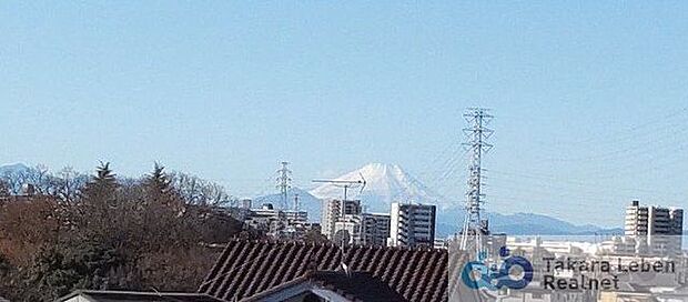 遮るものがなく見渡しの良い眺望です。遠くの富士山まで見られるのは、日常生活にちょっとした喜びが生まれそうですね。