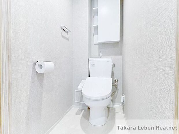 ウォシュレット機能付きのトイレは壁掛けリモコンの上位グレードを採用。便座がスッキリした印象となり、限られた空間を広く見せる効果があります。