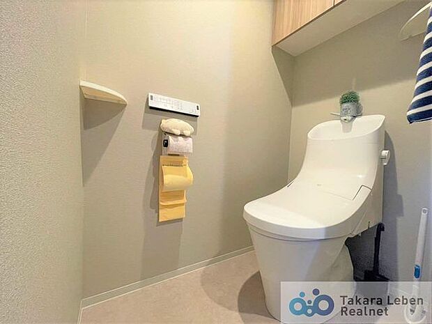 ウォシュレット機能付きのトイレは壁掛けリモコンの上位グレードを採用。便座がスッキリした印象となり、限られた空間を広く見せる効果があります。また、収納スペース完備で室内をきれいに保ちます。