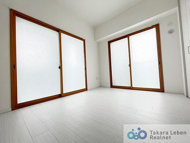 バルコニーに面した室内は大きな掃き出し窓の2面採光となっております。窓を開けるとさわやかな風が室内を致します。