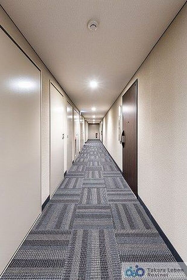 格式高いホテルを思わせる内廊下設計を採用。上質な雰囲気で優美な空間となっております。また、外にいる方から部屋の出入りを見られないので、高い防犯性とプライベート性を実現します。