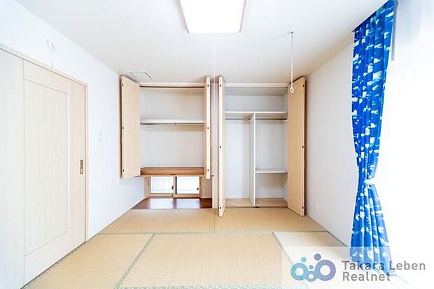 和室は、来客時にはお泊まりスペースとしての利用も可能。両側に収納スペースを設けましたので、季節物のお布団や布団乾燥機などもしっかりと保管可能です。