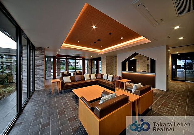 共有部は広く、採光性の高い明るい空間です。高級感のあるソファやテーブルを配し、住民同士や来訪者の方と打合せなどができる空間設計です。