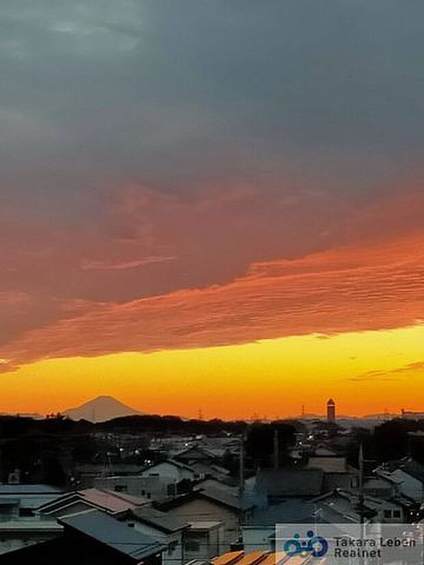 住戸からの眺望。夕方には煌々とした景色にうっとりとしてしまいますね。晴れて澄み渡る日には、富士山もご覧いただけます。