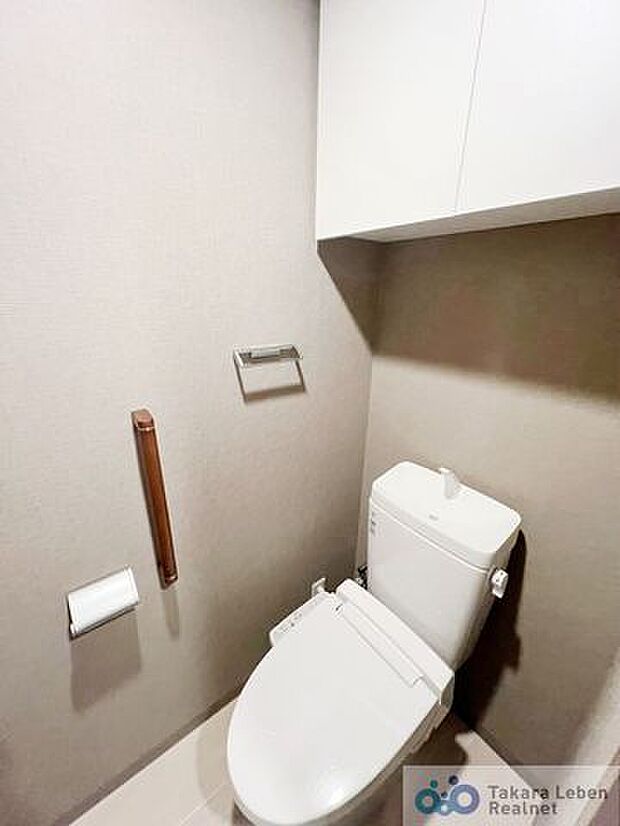 ウォシュレット機能付きのトイレ。タオルハンガー、トイレの立ち上がりに便利な手すりが標準装備しています。